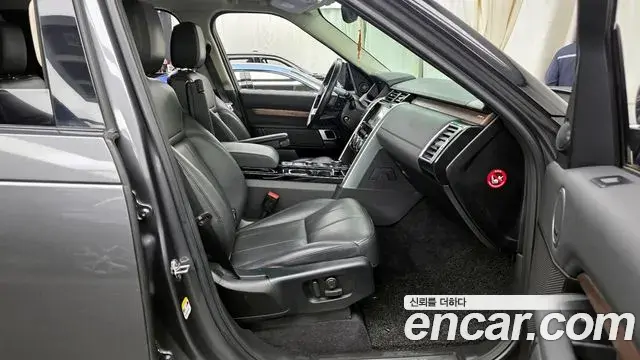 Land Rover Discovery 5 2018 — ფოტო 7/20