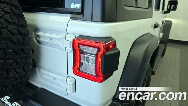 Jeep Wrangler 2021 — Şəkil 18/31