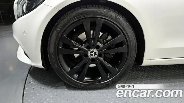 Mercedes-Benz C-Class 2018 — Şəkil 23/32