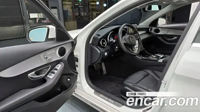 Mercedes-Benz C-Class 2018 — Şəkil 21/32