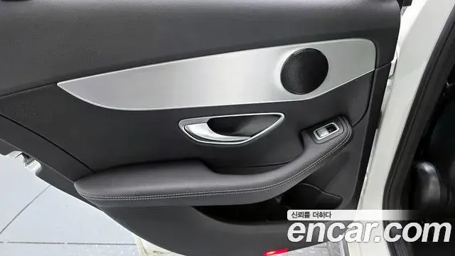 Mercedes-Benz C-Class 2018 — Şəkil 28/32