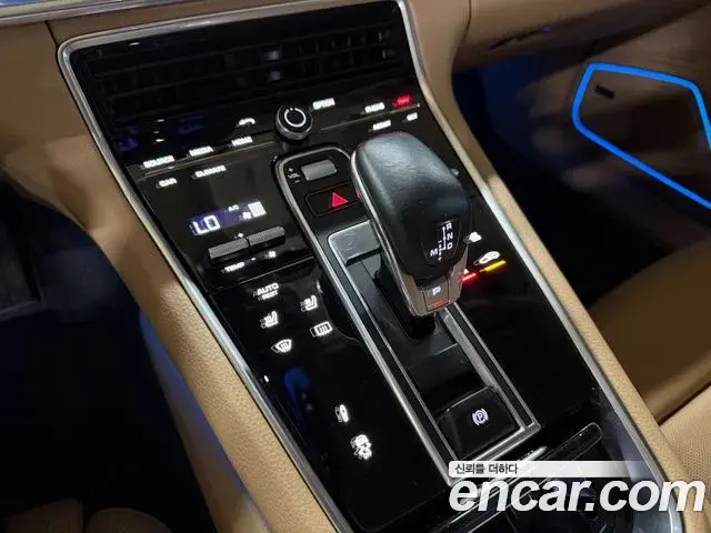 Porsche Panamera 2018 — ფოტო 16/20