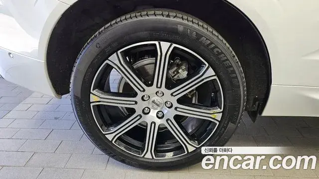 Volvo XC60 2021 — ფოტო 26/34