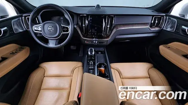 Volvo XC60 2021 — ფოტო 18/34