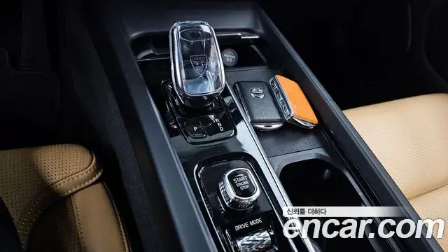 Volvo XC60 2021 — ფოტო 21/34