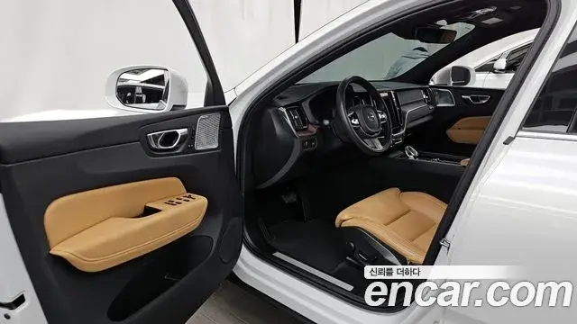 Volvo XC60 2021 — ფოტო 5/34