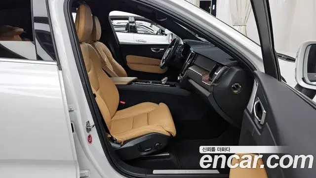 Volvo XC60 2021 — ფოტო 16/34