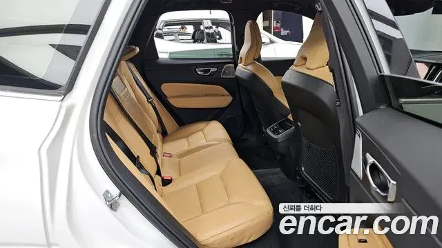 Volvo XC60 2021 — ფოტო 27/34