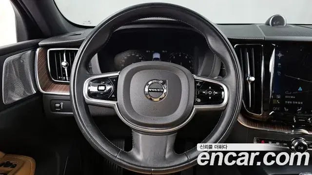 Volvo XC60 2021 — ფოტო 19/34