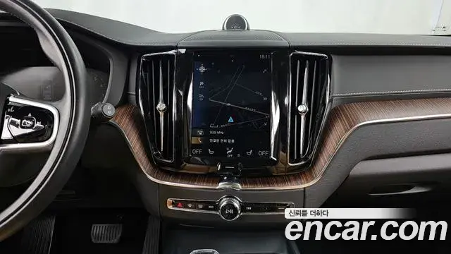 Volvo XC60 2021 — ფოტო 33/34