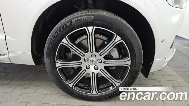 Volvo XC60 2021 — ფოტო 29/34