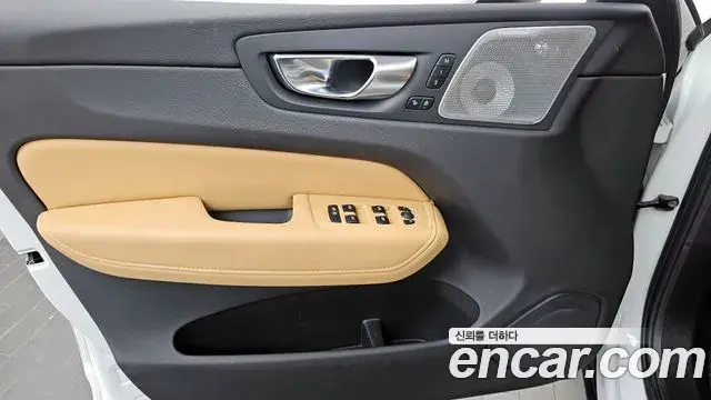 Volvo XC60 2021 — ფოტო 2/34