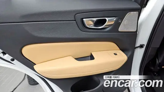 Volvo XC60 2021 — ფოტო 20/34