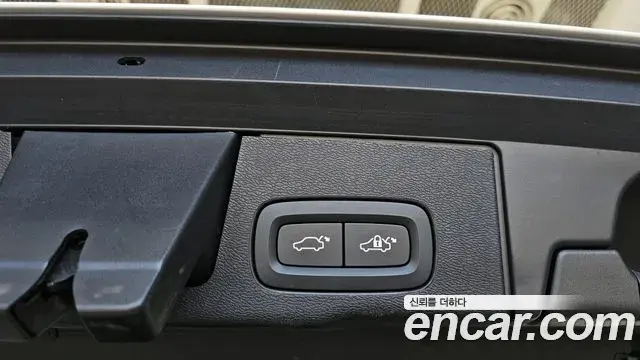 Volvo XC60 2021 — ფოტო 25/34