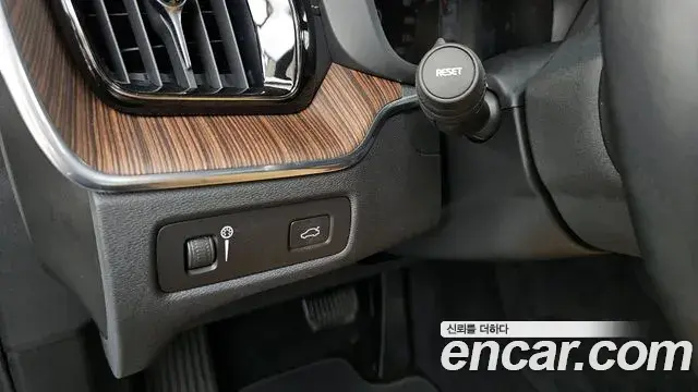 Volvo XC60 2021 — ფოტო 14/34
