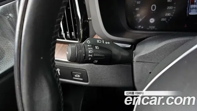 Volvo XC60 2021 — ფოტო 13/34