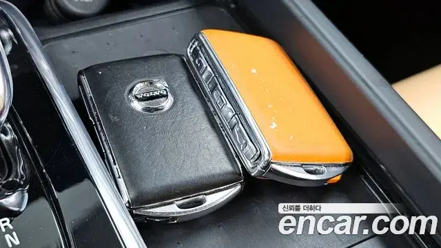 Volvo XC60 2021 — ფოტო 11/34