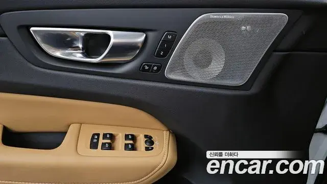 Volvo XC60 2021 — ფოტო 28/34