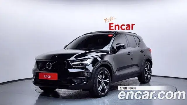 Volvo XC40 2018 — ფოტო 21/37