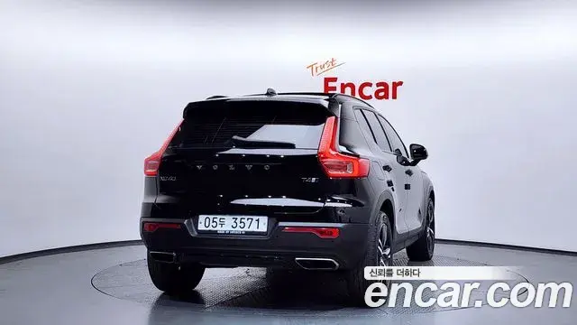 Volvo XC40 2018 — ფოტო 19/37