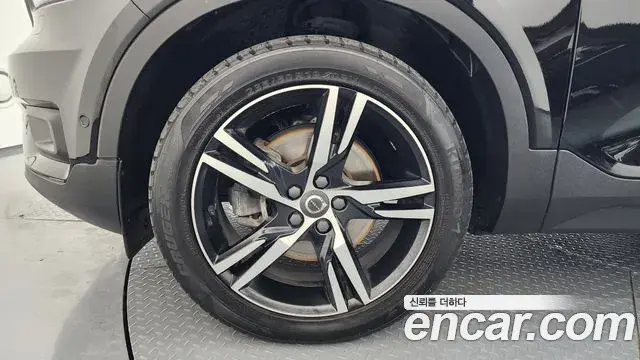 Volvo XC40 2018 — ფოტო 18/37