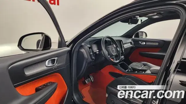 Volvo XC40 2018 — ფოტო 1/37