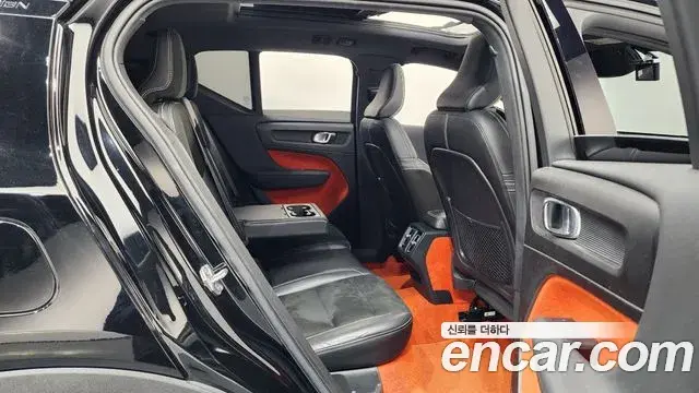 Volvo XC40 2018 — ფოტო 13/37
