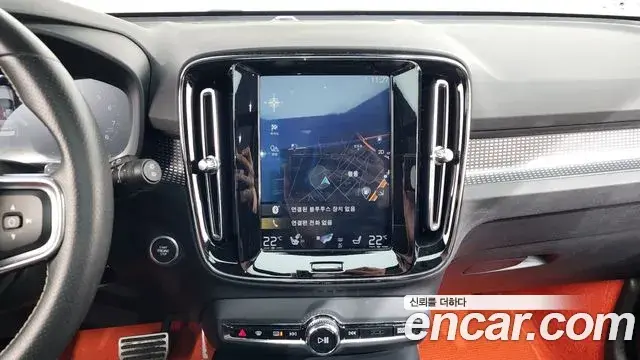 Volvo XC40 2018 — ფოტო 31/37