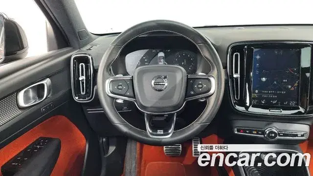 Volvo XC40 2018 — ფოტო 9/37