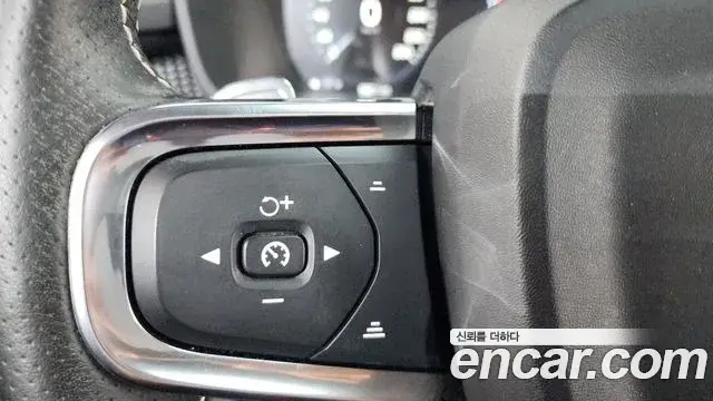 Volvo XC40 2018 — ფოტო 10/37