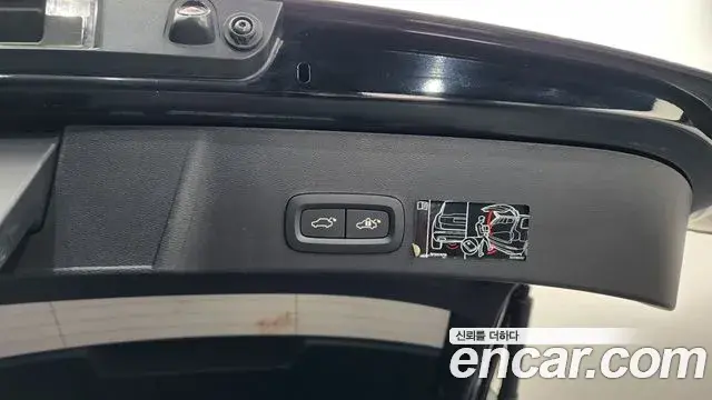 Volvo XC40 2018 — ფოტო 29/37