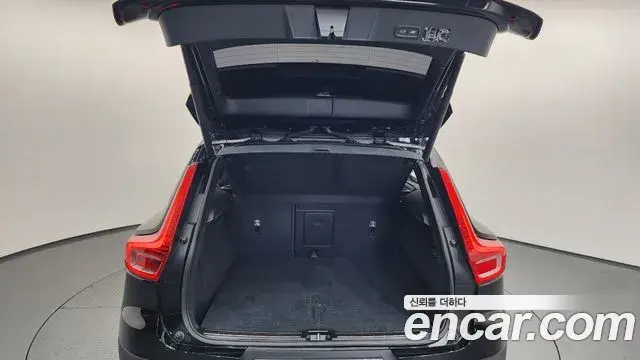 Volvo XC40 2018 — ფოტო 22/37