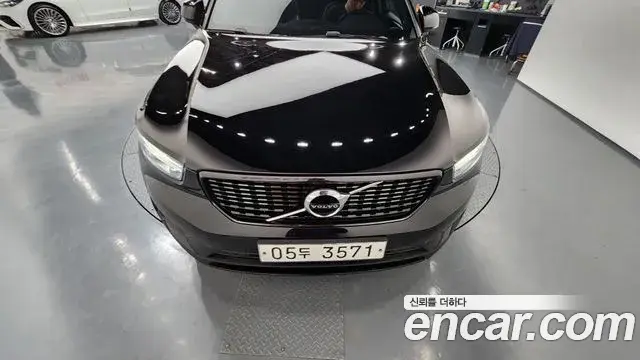 Volvo XC40 2018 — ფოტო 34/37
