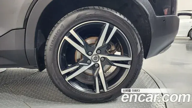 Volvo XC40 2018 — ფოტო 28/37