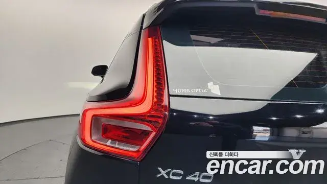 Volvo XC40 2018 — ფოტო 23/37