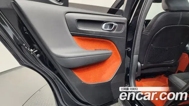 Volvo XC40 2018 — ფოტო 33/37