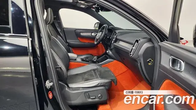 Volvo XC40 2018 — ფოტო 15/37