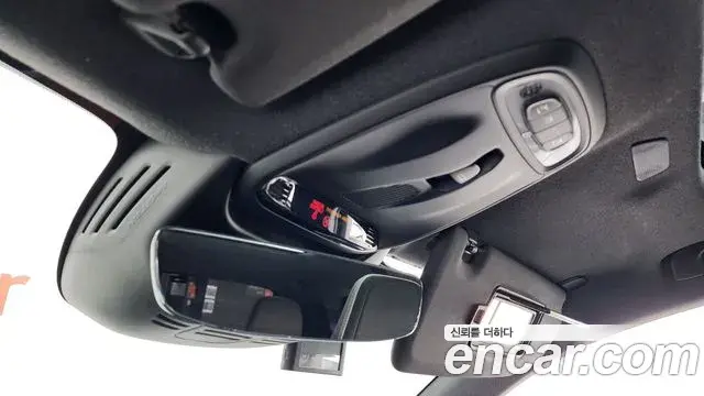 Volvo XC40 2018 — ფოტო 30/37