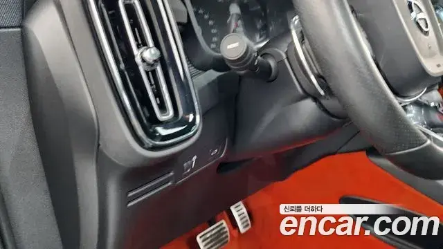 Volvo XC40 2018 — ფოტო 7/37