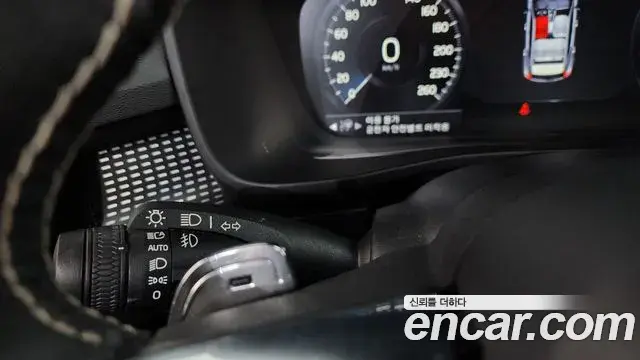 Volvo XC40 2018 — ფოტო 25/37