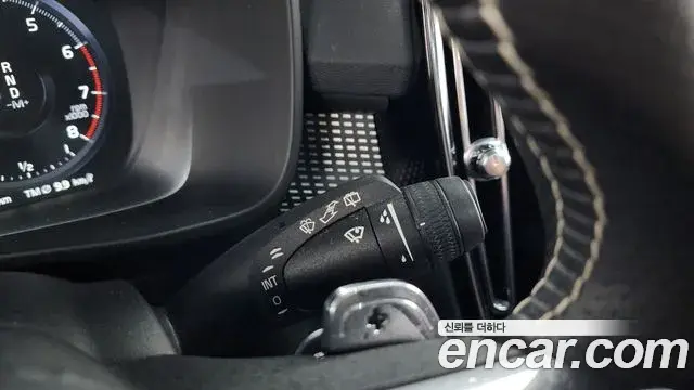 Volvo XC40 2018 — ფოტო 17/37