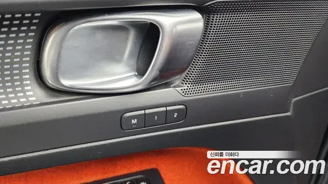 Volvo XC40 2018 — ფოტო 16/37