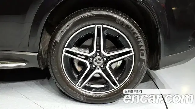Mercedes-Benz GLE-Class 2021 — Photo 29/33