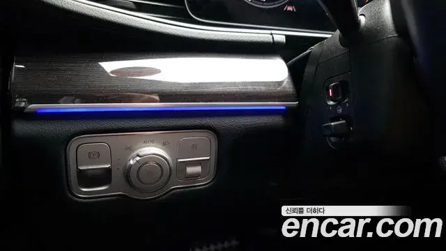 Mercedes-Benz GLE-Class 2021 — Photo 15/33