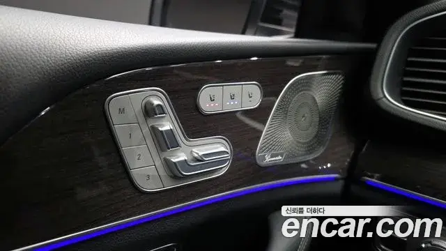 Mercedes-Benz GLE-Class 2021 — Photo 17/33