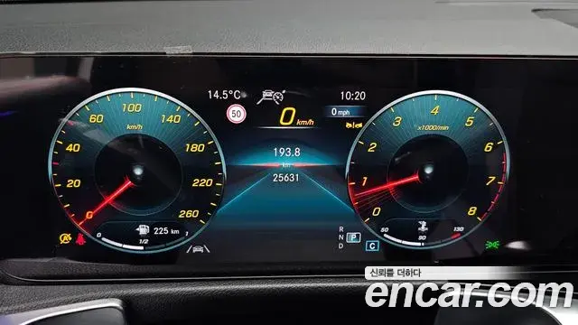 Mercedes-Benz GLB-Class 2023 — Фото 8/20