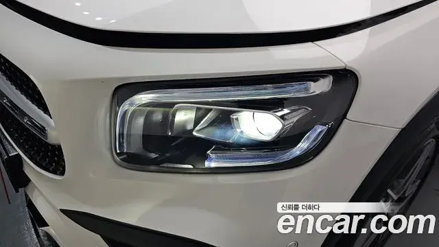 Mercedes-Benz GLB-Class 2023 — Photo 8/33