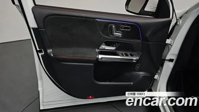 Mercedes-Benz GLB-Class 2023 — Photo 30/33
