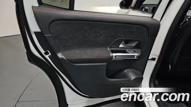 Mercedes-Benz GLB-Class 2023 — Photo 29/33