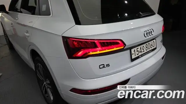 Audi Q5 2020 — Şəkil 30/39